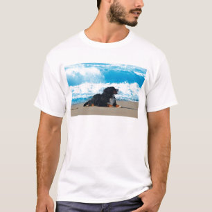 Bernese Mountain Dog am Strand T-Shirt