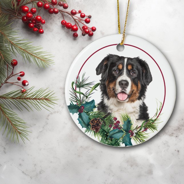 Bernese Mountain Dog Evergreen Berry Wreath Keramik Ornament (Von Creator hochgeladen)