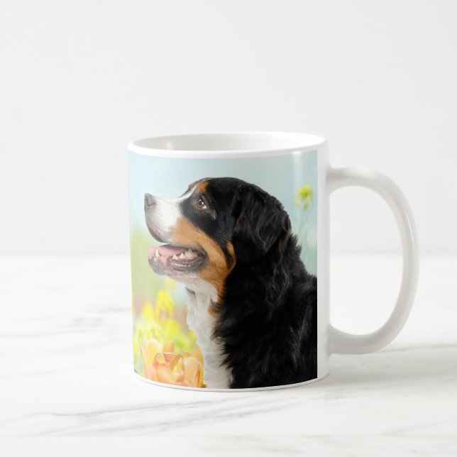 Bernese Mountain dog in the flower garden Tasse (Rechts)