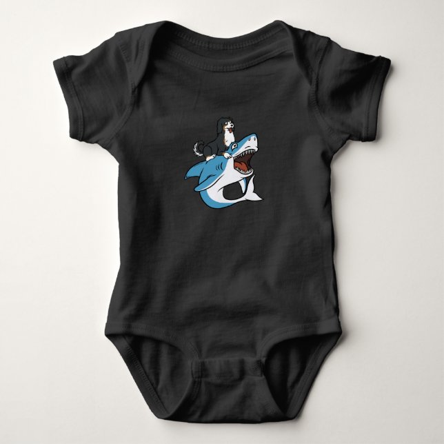Bernese Mountain Dog Riding Shark Baby Strampler (Vorderseite)