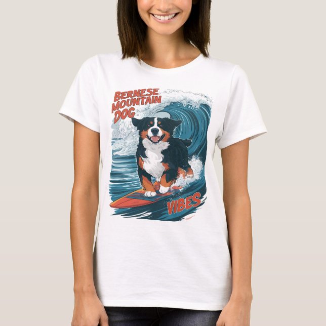 Bernese Mountain Hund fängt Wellenreiten T-Shirt (Vorderseite)