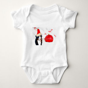 Bernese Mountain Hund mit rotem Weihnachtsschmuck Baby Strampler