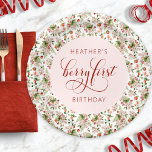 Berry 1. pappteller<br><div class="desc">Set den Tisch für Verzauberung mit unseren "Berry First Birthday" Papier-Tellern, ein Muss für die magische Erstgeburtstagsfeier Ihres Kindes. Jeder Teller ist wunderschön mit den charmanten Elementen unserer exklusiven Kollektion geschmückt. Handbemalte Aquarellblütenblütenfloralen, die mit blühenden roten Erdbeeren und Himbeeren verwoben sind und alle in einem skurrilen Muster in einem eleganten...</div>