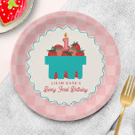 Berry 1st Birthday Strawberry Basket Checkerboard Pappteller<br><div class="desc">"Berry First Birthday" Erdbeeren Thema erste Geburtstagsparty Thema mit Darstellung der Erdbeermarkt-Korb der Bauern mit Kerze überragt. Die Grenze ist ein rosa Schachbrett mit blau-weißem Design.</div>