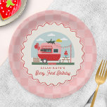 Berry 1st Birthday Strawberry Camper Schachbrett Pappteller<br><div class="desc">"Berry First Birthday" Erdbeeren Thema erste Geburtstagsparty Thema mit Darstellung der Erdbeermarkt-Camper. Die Grenze ist ein rosa Schachbrett mit einem roten,  gewellten Design.</div>