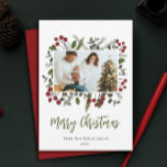 Berry Branches Frame Family Foto Moderne Weihnacht Feiertagskarte<br><div class="desc">Mit dieser modernen, roten Weihnachtskarte mit einem zarten Beerenzweig rund um Ihr Foto senden Sie herzliche Urlaubswünsche. Dieses stilvolle Design verbindet ein festlich rotes, grünes Design mit eleganten Beerenästen und Kiefern, die ein warmes und einladendes Ambiente schaffen, das Ihr Foto schön präsentiert. Diese Karte ist perfekt geeignet, um Familienfreuden in...</div>