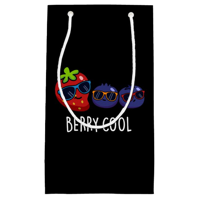 Berry Cool Funny Strawberry Blueberry Pun Dark BG Kleine Geschenktüte (Vorderseite)
