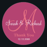 Berry Dankeschön beim Hochzeitsticker Runder Aufkleber<br><div class="desc">Initial Sticker mit Braut und Bräutigam Namen, Datum der Hochzeit und ein Dankeschön an Sie, um Ihre Dankbarkeit an Ihrem Hochzeitstag oder jedem besondere Anlass zum Ausdruck zu bringen. .Dieser Monogramm Hochzeitsaufkleber ist in Beerenfarbe. Weitere Farben stehen zur Auswahl. Sie können auch Farbe und Schriftart anpassen, indem Sie die Schaltfläche...</div>