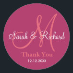 Berry Dankeschön beim Hochzeitsticker Runder Aufkleber<br><div class="desc">Initial Sticker mit Braut und Bräutigam Namen, Datum der Hochzeit und ein Dankeschön an Sie, um Ihre Dankbarkeit an Ihrem Hochzeitstag oder jedem besondere Anlass zum Ausdruck zu bringen. .Dieser Monogramm Hochzeitsaufkleber ist in Beerenfarbe. Weitere Farben stehen zur Auswahl. Sie können auch Farbe und Schriftart anpassen, indem Sie die Schaltfläche...</div>