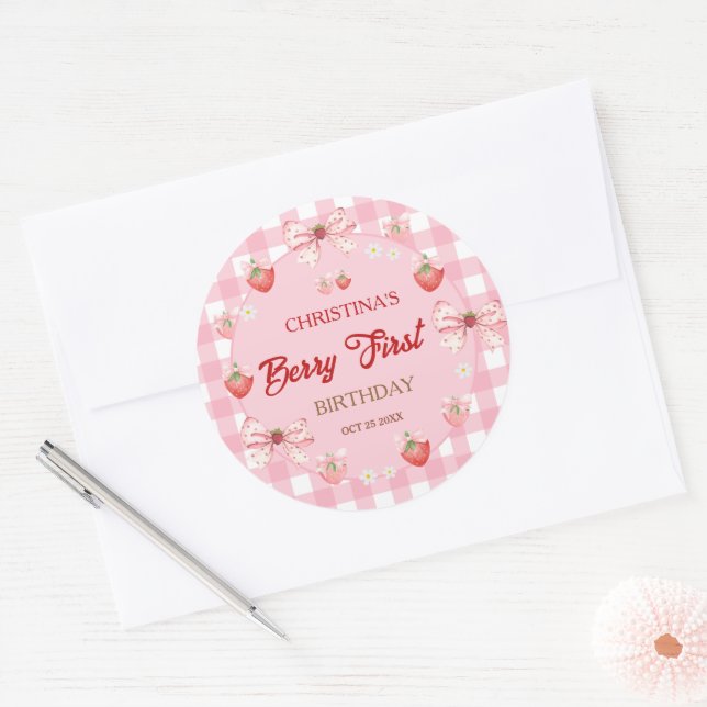 Berry erster Geburtstag rosa Gingham Erdbeermädche Runder Aufkleber (Umschlag)