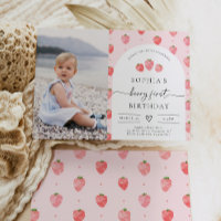 Berry First Birthday Einladung | Erdbeere