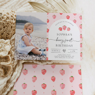 Berry First Birthday Einladung | Erdbeere