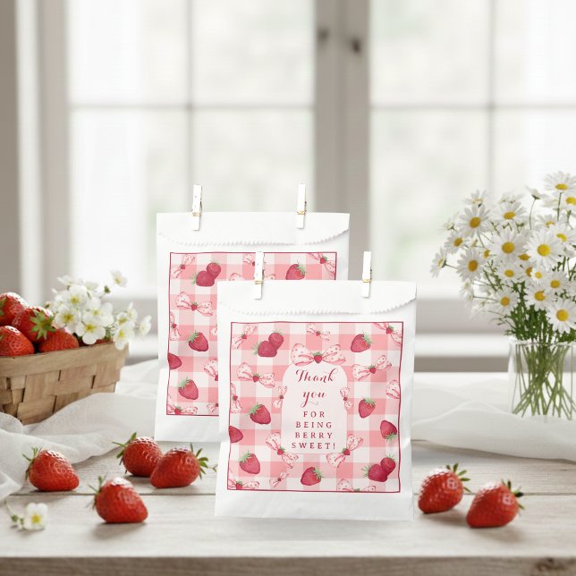 Berry First Birthday Strawberry Red Gingham Bows Geschenktütchen (Berry First Birthday Strawberry Red Gingham Bows Favor Bag)