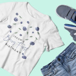 'Berry First' Blueberry 1. Geburtstag Baby T-shirt<br><div class="desc">Feiern Sie den 1. Geburtstag Ihres Kindes mit diesem beliebten Blueberry-T - Shirt "Berry First Birthday". Dieses schlichte Design besticht durch eine elegante Vorlage,  die mit Blaubeeren in Aquarelltönen und grünen Blätter auf einem klassisch weißen Hintergrund dekoriert ist.</div>