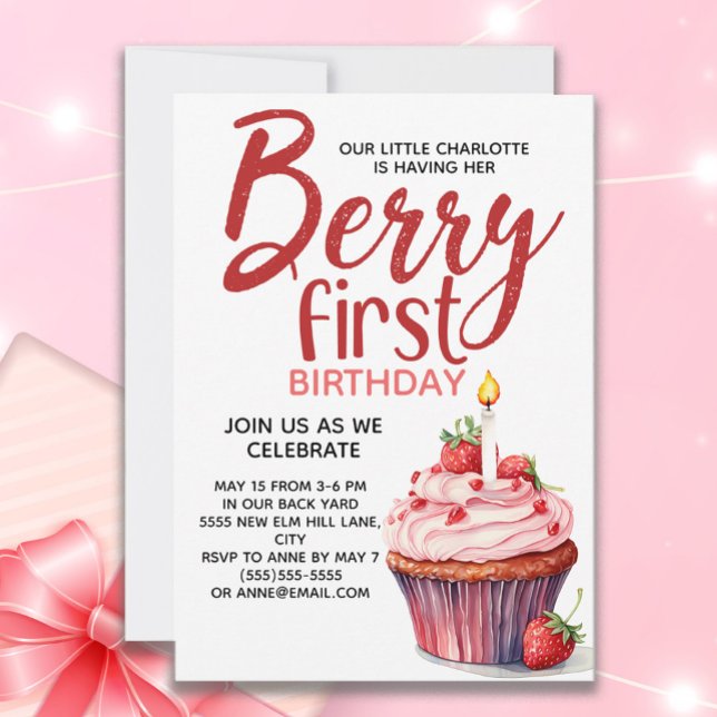 Berry First Strawberry Cupcake 1. Geburtstag Einladung (Cupcake and candle little girl's "Berry first birthday" party invitation)