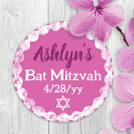Berry Pink Personalisiert Bat Mitzvah Gastgeschenk Runder Aufkleber<br><div class="desc">Rund berry rosa Bat Mitzvah Aufkleber hat einen eigenen Skripttext,  der leicht zu personalisieren ist. Personalisiertes Fledermausbeizvah-Adhäsionstext mit rosa-weißem Skripttext ist vielseitig für Sommerbeere,  Bordeaux,  Hot-Rosa,  Magenta,  lila-rosa Farbpaletten. Benutzen Sie als Umschlag Aufkleber für Ihre Bat Mitzvah Einladungen,  oder für Gastgeschenke.</div>