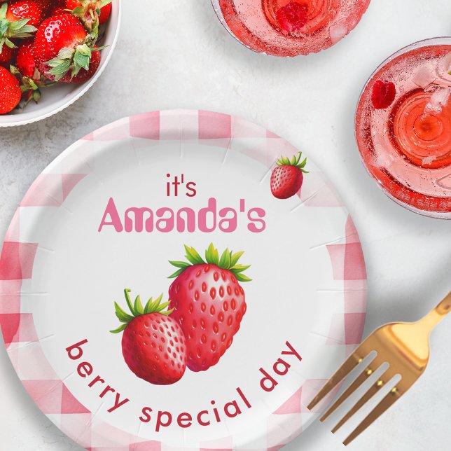 Berry Special Day Strawberry Retro Gingham Pappteller (Bride name berry special day paper plate food decor strawberry fruit bahelorette hen party picnic )