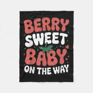 Berry Sweet Baby auf dem Weg Niedliche Erdbeerschw Fleecedecke