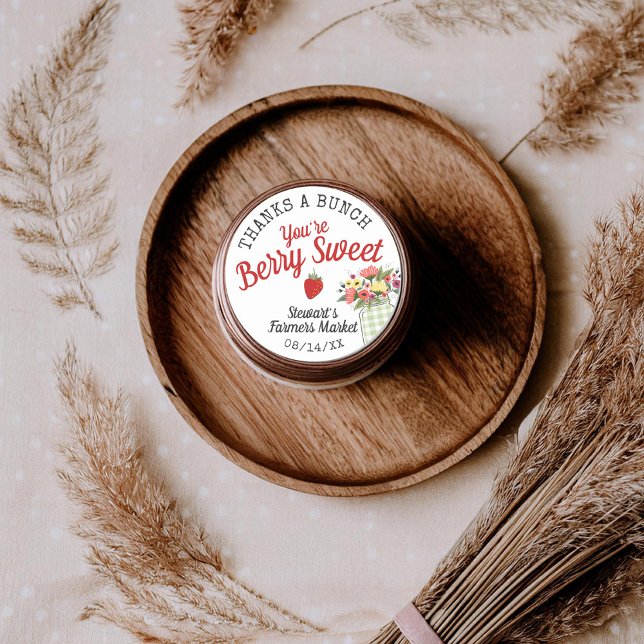 Berry Sweet Bauern Market Baby Boy Dusche Gefallen Runder Aufkleber (Thanks a bunch you're berry sweet Farmers Market strawberry gingham mason jar flowers shower sticker)