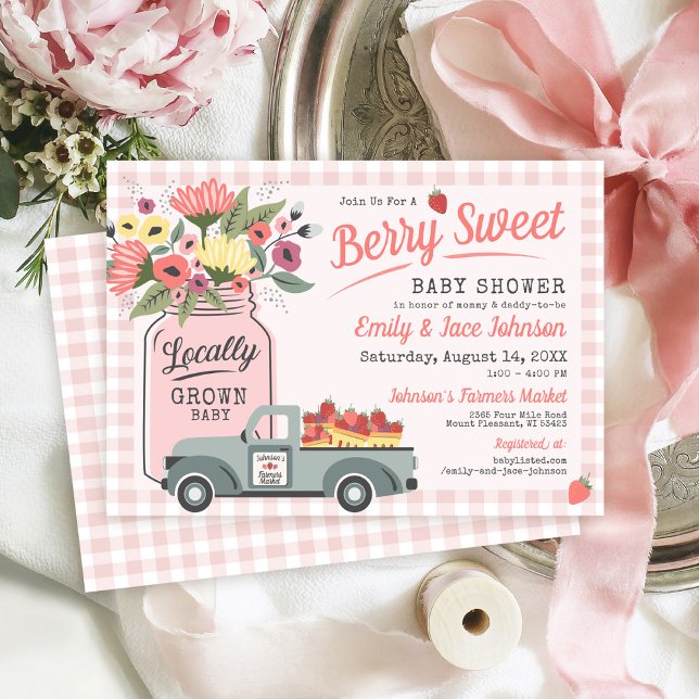 Berry Sweet Farmers Market Baby Girl Shower Einladung (Berry Sweet Farmers Market strawberries pink gingham mason jar flowers baby girl shower invitation)