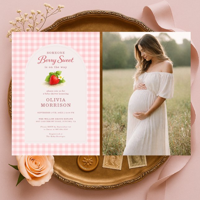 Berry Sweet Strawberry Gingham Photo Baby Shower Einladung (Von Creator hochgeladen)