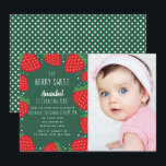 Berry Sweet Strawberry Kids 1. Geburtstags-Foto Einladung<br><div class="desc">Dieses niedliche "beersüße" Mädchen lädt zum 1./1. Geburtstag ein und bietet einen grünen Hintergrund mit Erdbeeren. Die Rückseite ist mit einem grünen Hintergrund und weißen Polka Punkten versehen. Sie können dies durch einen Klick auf "PERSONALISIEREN" weiter anpassen. Matching Items in unserem Shop für ein komplettes Party Thema. Für weitere Fragen...</div>