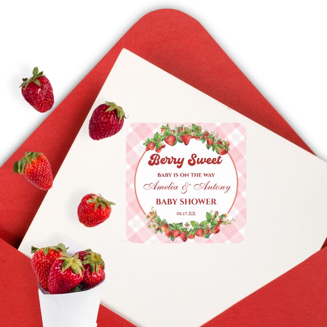 Berry Sweet Strawberry Pink Gingham Baby Dusche Quadratischer Aufkleber (Von Creator hochgeladen)