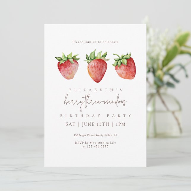 Berry Threemendous Erdbeer Geburtstag Einladung (Stehend Vorderseite)