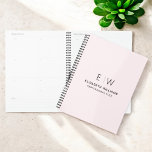 Beruflich Blush Pink Monogram Business Planer<br><div class="desc">Bleibe stilvoll mit diesem beruflichen monogramm Erstnotizen-Planer. Dieses Notizbuch mit einem sauberen, minimalistischen Design und einem kühnen Monogramm auf dem Cover ist ideal für Profis, Studierende oder alle, die personalisierte Schreibwaren schätzen. Seine hochwertigen Seiten eignen sich ideal zum Zusammenfügen von Noten, Ideen oder Aufgabenlisten, was es praktisch und elegant macht....</div>