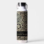 Beruflich Luxus Cool Gold Black Individuelle Name Trinkflasche<br><div class="desc">Berufliche Luxus Cool Gold Black Individuelle Name Wasser Flasche mit barocken Gold Dekoration auf schwarzem Hintergrund. Schaffen Sie sich eine elegante und raffinierte Wasserflasche: Luxus,  Goldfolie,  Schwarz,  Einladungen,  Typografie,  Weihnachten Party,  elegantes Corporate,  Goldweihnacht</div>