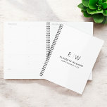 Beruflich-White-Monogram-Business Planer<br><div class="desc">Bleibe stilvoll mit diesem beruflichen Monogramm-Erstnotiz. Dieses Notizbuch mit einem sauberen, minimalistischen Design und einem kühnen Monogramm auf dem Cover ist ideal für Profis, Studierende oder alle, die personalisierte Schreibwaren schätzen. Seine hochwertigen Seiten eignen sich ideal zum Zusammenfügen von Noten, Ideen oder Aufgabenlisten, was es praktisch und elegant macht. Dieses...</div>