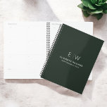 Berufliche dunkelgrüne Monogramm-Initiative Planer<br><div class="desc">Bleibe stilvoll mit diesem beruflichen Monogramm-Initialplaner. Dieses Notizbuch mit einem sauberen, minimalistischen Design und einem kühnen Monogramm auf dem Cover ist ideal für Profis, Studierende oder alle, die personalisierte Schreibwaren schätzen. Seine hochwertigen Seiten eignen sich ideal zum Zusammenfügen von Noten, Ideen oder Aufgabenlisten, was es praktisch und elegant macht. Dieses...</div>