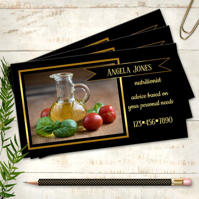 Berufliche Ernährungsberatungskarte Visitenkarte (Business card featuring a still life image with olive oil and tomatoes with basil and golden lining)