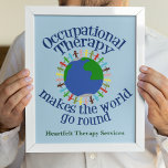 Berufliche Therapie macht die Welt zum Alltag Poster<br><div class="desc">OT lässt die Welt mit Ihrer eigenen Firma ganz unten auf Poster gehen. Ein niedliches Geschenk für Ihren Lieblingsberufstherapeuten. Eine Gruppe von Leuten hält Händchen um den blauen und grünen Planeten Erde. Kommen Sie zusammen,  um eine Veränderung zu bewirken,  indem Sie den Menschen durch sensorisches Spiel helfen.</div>