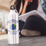 Berufliche Therapie macht die Welt zum Alltag Trinkflasche<br><div class="desc">OT lässt die Welt mit Ihrer eigenen Firma unten rund um die Trinkflasche gehen. Ein niedliches Geschenk für Ihren Lieblingsberufstherapeuten. Eine Gruppe von Leuten hält Händchen um den blauen und grünen Planeten Erde. Kommen Sie zusammen,  um eine Veränderung zu bewirken,  indem Sie den Menschen helfen.</div>