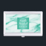 Beruflicher eleganter türkisfarbener Alabaster-Mar Visitenkarten Etui<br><div class="desc">Klassische Eleganz in diesem türkisfarbenen und weißen Alabaster-Marmor-Muster mit passender reflektierender quadratischer Rahmeneinlage. Dieses Design,  das hier als Thema des Friseur präsentiert wird,  funktioniert für viele Berufe und Geschäftstypen,  sowohl männlich als auch weiblich.</div>
