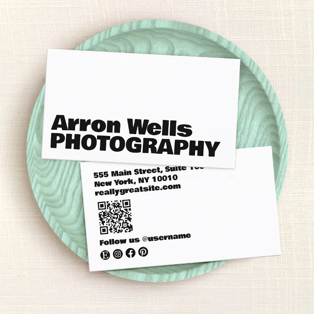 Beruflicher moderner, fett formatierter QR-Code Visitenkarte (Bold Typography balc and white business card with QR code and social media icons)