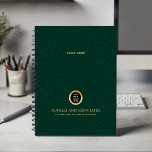 Beruflicher Name des grün grünen Round-Logos Planer<br><div class="desc">Bleibe und erhöht Ihr berufliches Image mit unserem Custom Spiral Planner, mit einem raffinierten marineblauen Leder-Look, der Eleganz und Funktionalität verbindet. Ein anpassbarer Platz auf dem Cover ermöglicht es Ihnen, Ihr Firmenlogo auf einer goldenen Textur deutlich sichtbar zu machen, während zwei zusätzliche Zeilen bearbeitbaren Textes Platz für Ihren Firmennamen und...</div>