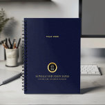 Beruflicher Name des grün grünen Round-Logos Planer<br><div class="desc">Bleibe und erhöht Ihr berufliches Image mit unserem Custom Spiral Planner, mit einem raffinierten marineblauen Leder-Look, der Eleganz und Funktionalität verbindet. Ein anpassbarer Platz auf dem Cover ermöglicht es Ihnen, Ihr Firmenlogo auf einer goldenen Textur deutlich sichtbar zu machen, während zwei zusätzliche Zeilen bearbeitbaren Textes Platz für Ihren Firmennamen und...</div>