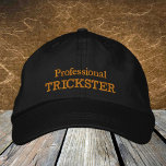 Beruflicher TRICKSTER bestickter LKW-Hut Bestickte Baseballkappe<br><div class="desc">Bestickte Hats: Fun Fashion Baseballkappe mit Text "Professional TRICKSTER" - humorvolle Partyhütten,  Secret Santa,  Dress up Party,  Nacht out / College Studenten</div>