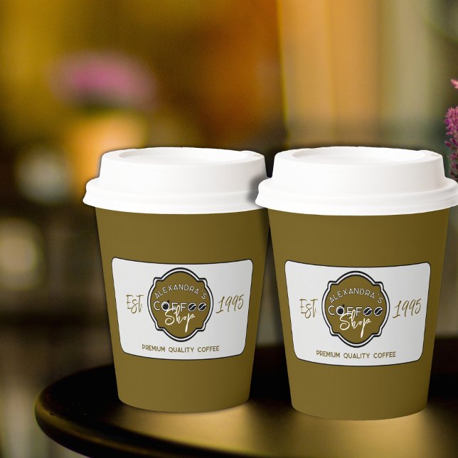 Berufliches Coffee Shop-Personalisiertes Logo Pappbecher (Coffee shop paper cups on a table.)