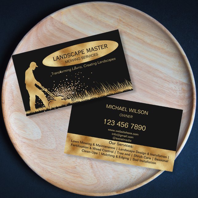 Berufliches Landschaftsbild Rasenpflege Mähgärten Visitenkarte (golden mower on the black background landscaping business card)