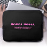 Berufliches Neonrosa Schwarz Laptopschutzhülle<br><div class="desc">Minimalistischer Schwarzer Soli-Farbhintergrund und Neon Pink moderne Schriftart Laptop-Hülle. Personalisieren Sie Ihre individuelle Verwendung. Klassisches Design | Elegantes Produkt | Trendige Farben | Stilvoll und modern | Berufliches Geschäftsdesign</div>