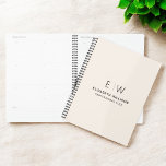 Berufliches neutrales Monogramm-Geschäft Planer<br><div class="desc">Bleibe stilvoll mit diesem beruflichen monogramm Erstnotizen-Planer. Dieses Notizbuch mit einem sauberen, minimalistischen Design und einem kühnen Monogramm auf dem Cover ist ideal für Profis, Studierende oder alle, die personalisierte Schreibwaren schätzen. Seine hochwertigen Seiten eignen sich ideal zum Zusammenfügen von Noten, Ideen oder Aufgabenlisten, was es praktisch und elegant macht....</div>