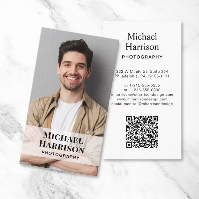Berufliches QR-Code-Foto Visitenkarte (Make a lasting impression with this modern business card featuring your photo and scannable QR code)