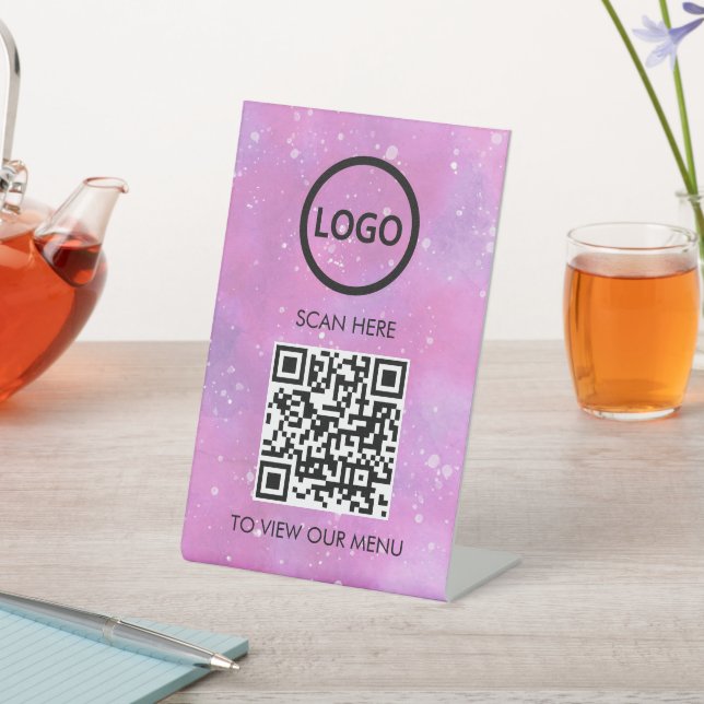 Berufliches QR-Code-Menü, kontaktlose Logos, moder Sockelschild (In SItu)