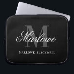 Berufliches Schwarz-Grau-Monogramm-Skript Laptopschutzhülle<br><div class="desc">Beruflich Stylish Monogram Schwarz-weiß Graue Script Name Laptop-Hülle für Ihr neues Zuhause-Büro, administrative und berufliche Arbeit, zurück zur Schule, etc.</div>