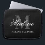 Berufliches Schwarz-Grau-Monogramm-Skript Laptopschutzhülle<br><div class="desc">Beruflich Stylish Monogram Schwarz-weiß Graue Script Name Laptop-Hülle für Ihr neues Zuhause-Büro,  administrative und berufliche Arbeit,  zurück zur Schule,  etc.</div>