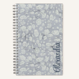 Beruhigendes staubblaues Bullet Journal mit weißen Notizbuch