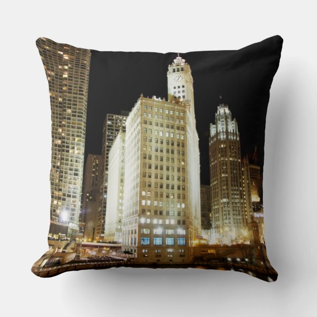 Berühmte Sehenswürdigkeit Chicagos nachts Kissen (Vorderseite)